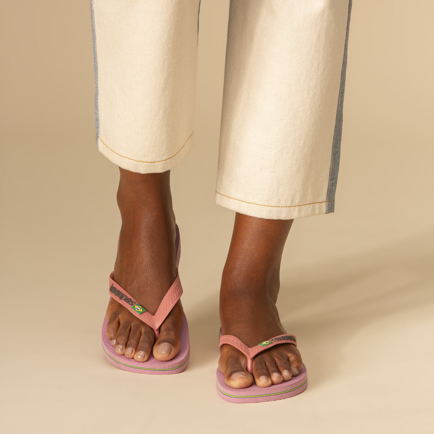 Chinelo Brasil Logo Original: Conforto Icônico, Bandeira e Detalhes Vibrantes