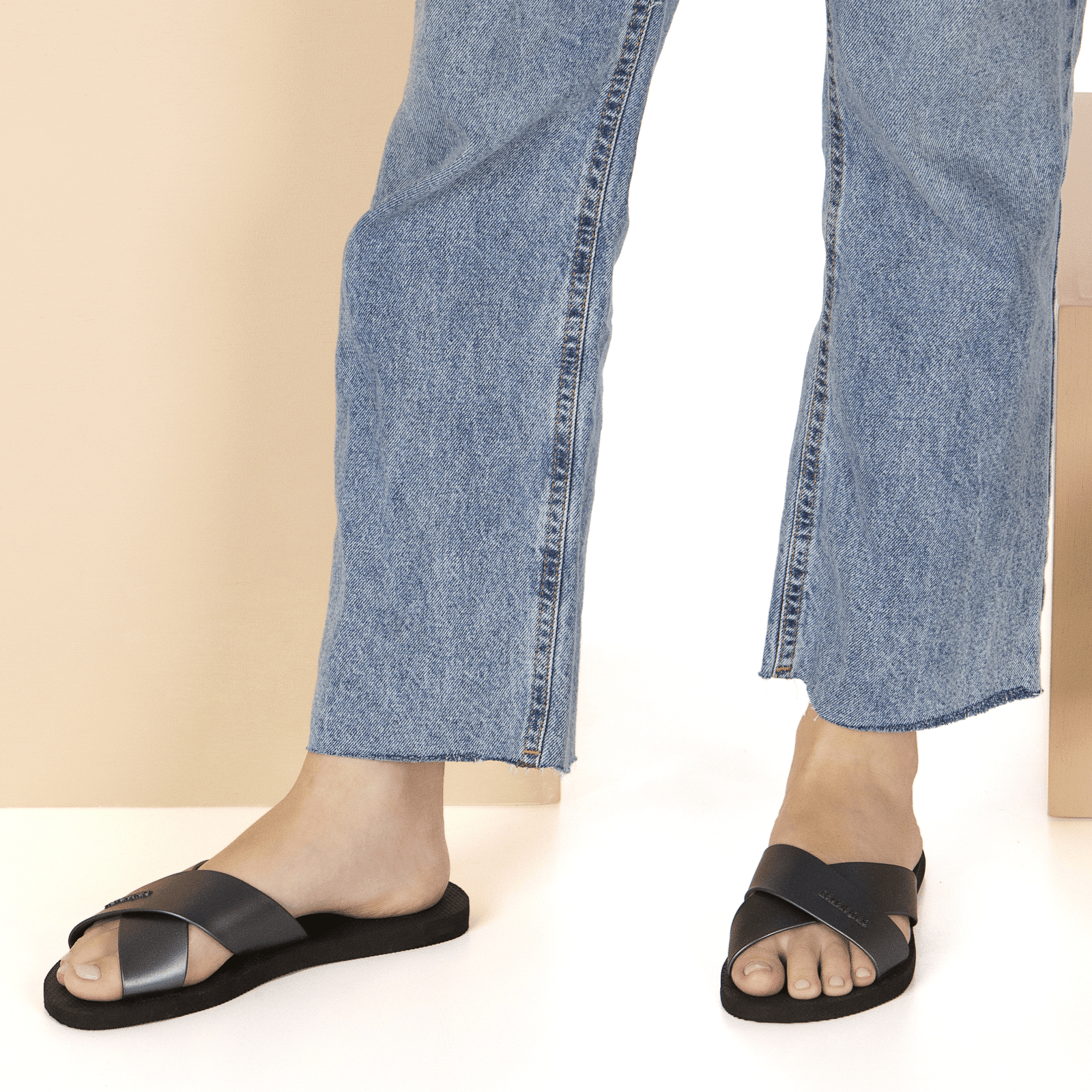 Sandália Rasteirinha Aqua Metallic Preta: Brilho, Conforto e Estilo